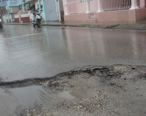 Bache de una calle en Holguín