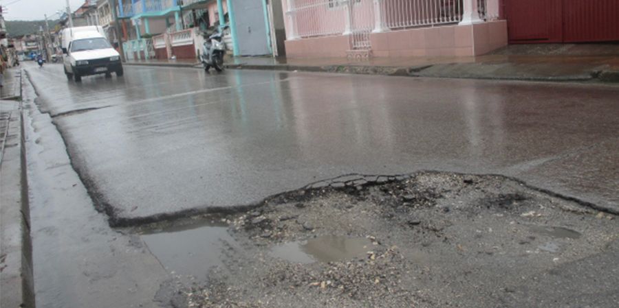 Bache de una calle en Holguín