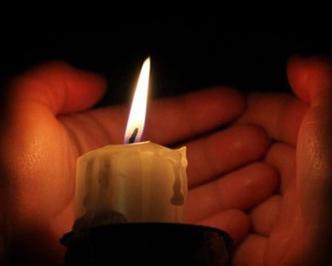 Power outages and "mini blackouts" were recorded in Caracas and several states