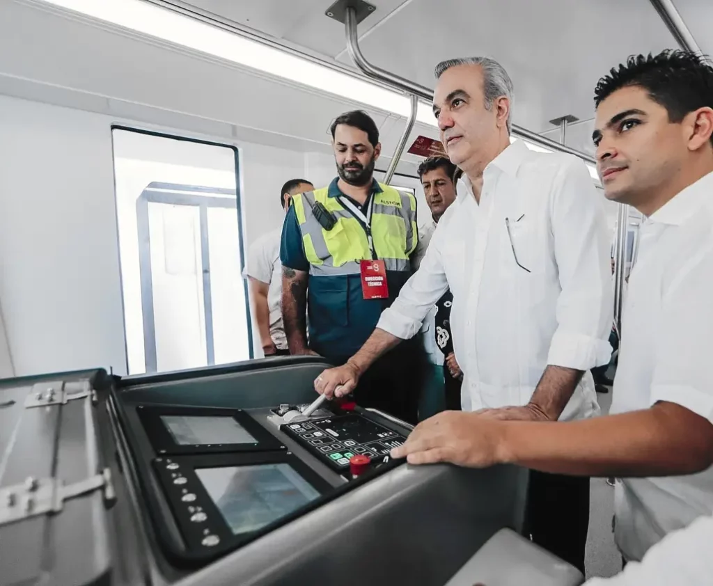 Presidente Abinader condujo el Monorriel de Santiago ayer