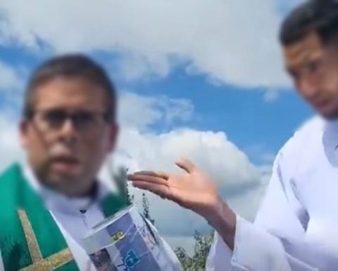 "Priests or impostors?": Viral video of people dressed as 'priests' blessing cars and asking for money