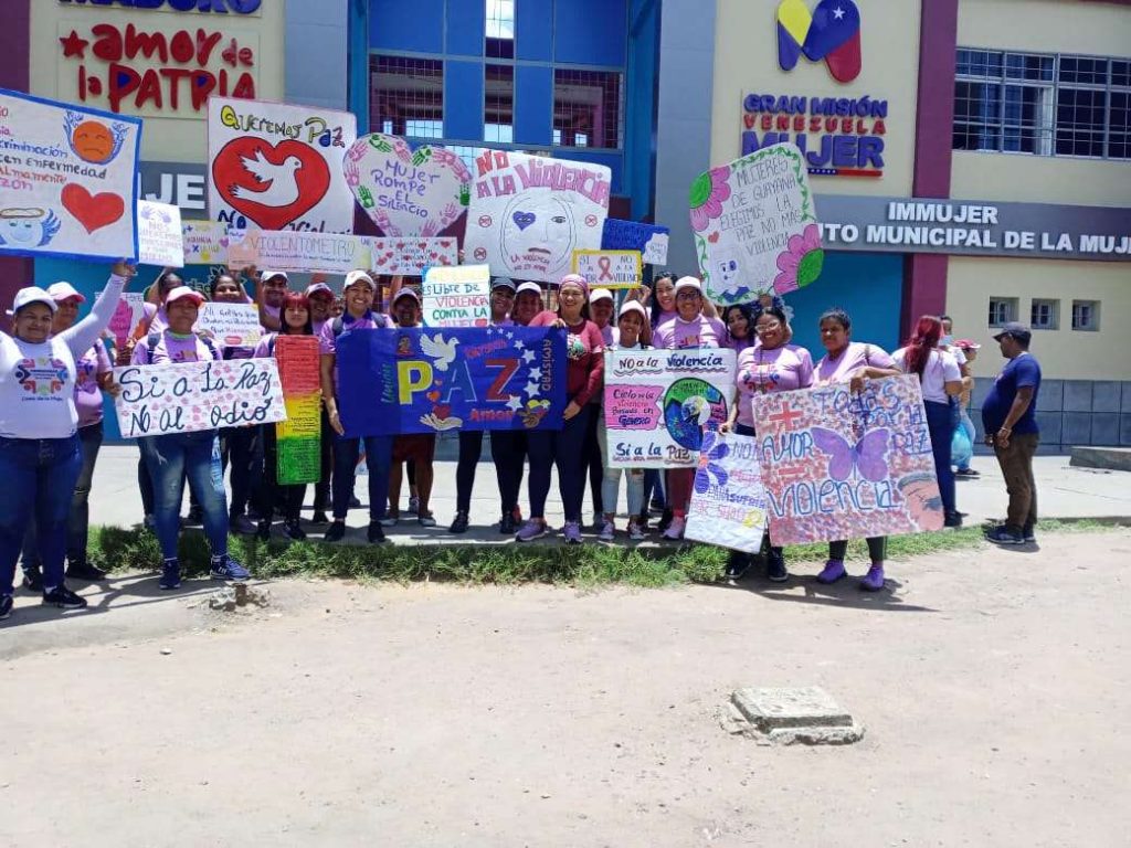 Psuv Mujer held a banner demonstration in San Félix in the name of peace