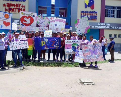 Psuv Mujer held a banner demonstration in San Félix in the name of peace