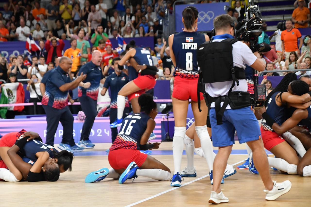 Queens of the Caribbean win and advance to the quarterfinals in Paris