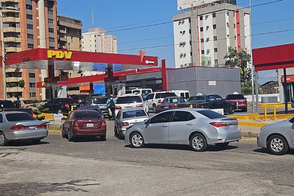 Queues at gas stations mark power outage in the regions on August 30