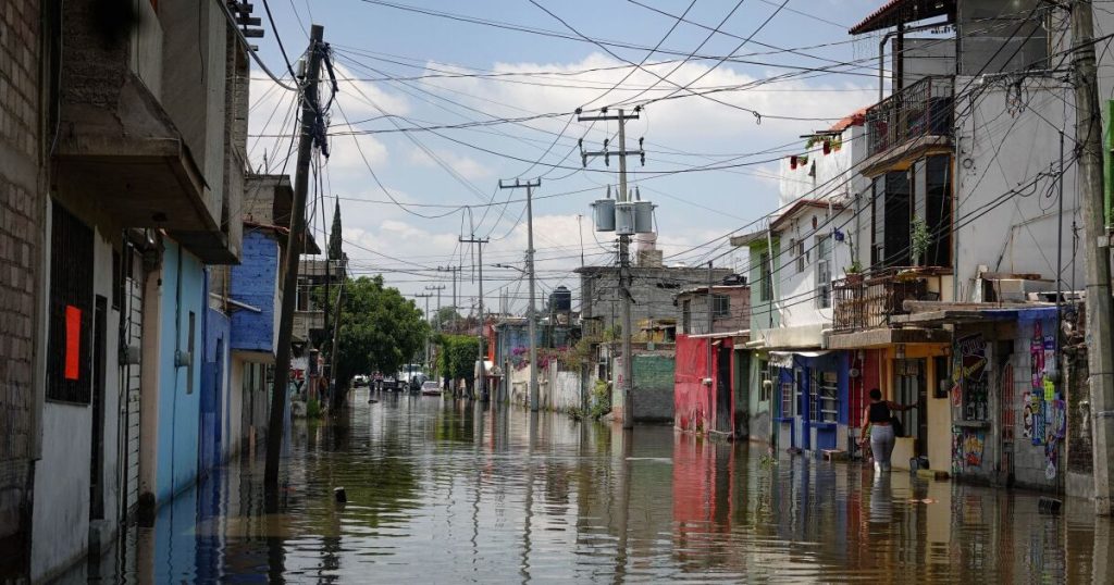 Rains cause flooding, fallen trees and damage to homes in Edomex and CDMX