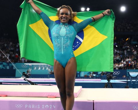 Rebeca Andrade is celebrated by Brazilian sports legends