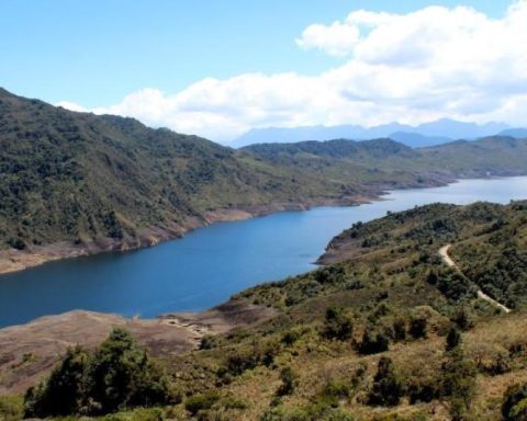 Reservoir levels in Bogotá, slowed by lack of rain and little water saving