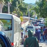 Residentes de Caletón, Barahona, paralizan el tránsito en protesta por 30 años sin agua potable