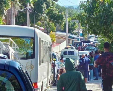 Residentes de Caletón, Barahona, paralizan el tránsito en protesta por 30 años sin agua potable