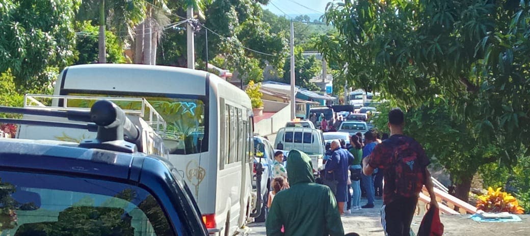 Residentes de Caletón, Barahona, paralizan el tránsito en protesta por 30 años sin agua potable