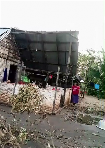 Residents of the communities of San Juan were left without roofs due to strong winds