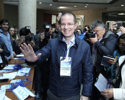 Ricardo Anaya returns to Mexico to join the Senate