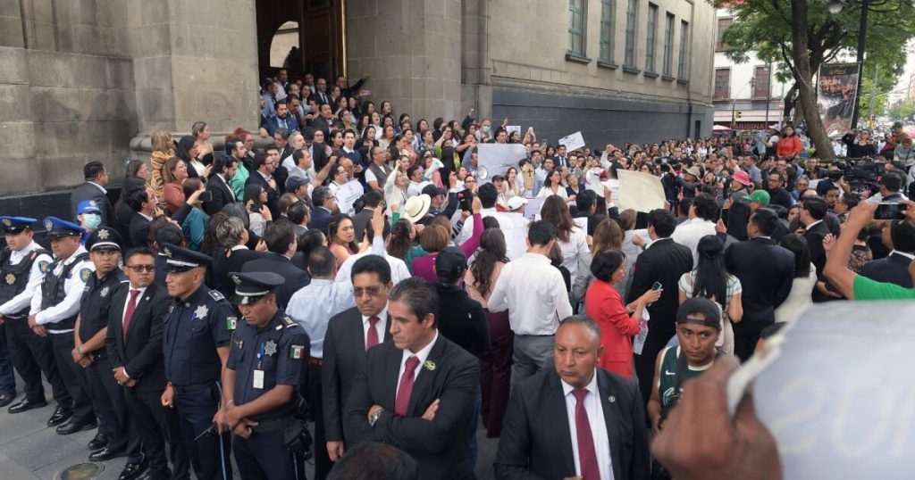 SCJN workers leave offices to reject AMLO's judicial reform