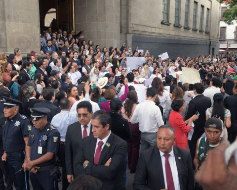 SCJN workers leave offices to reject AMLO's judicial reform