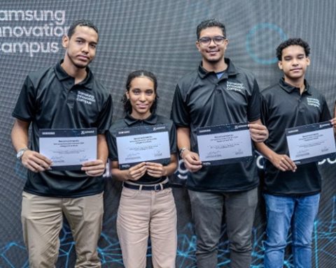 Samsung Innovation Campus concludes its fourth edition by certifying 124 young people in AI in the Dominican Republic