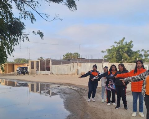 Schoolchildren suffer from a sewer collapse in Piura