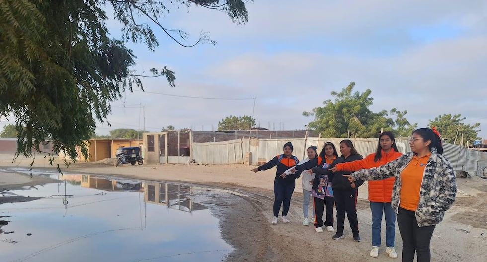 Schoolchildren suffer from a sewer collapse in Piura