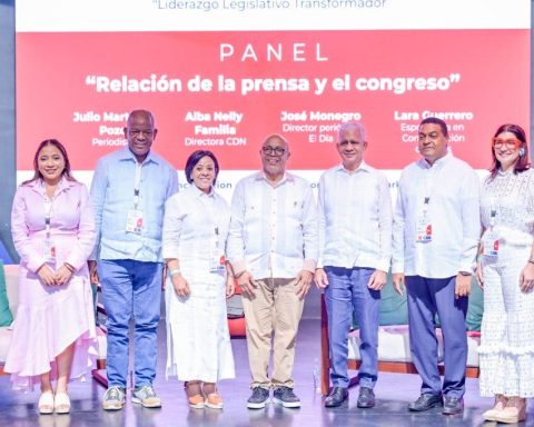 Senators and Deputies conclude training congress with panel on political parties and consensus