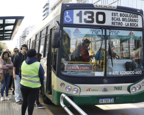 Since when does the Government stop subsidizing the buses that operate in CABA?