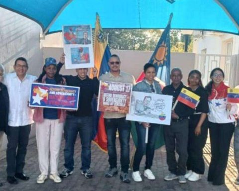 Social movements around the world support the Bolivarian Revolution