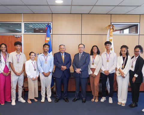 Spanish Ambassador and students are welcomed at the BCRD