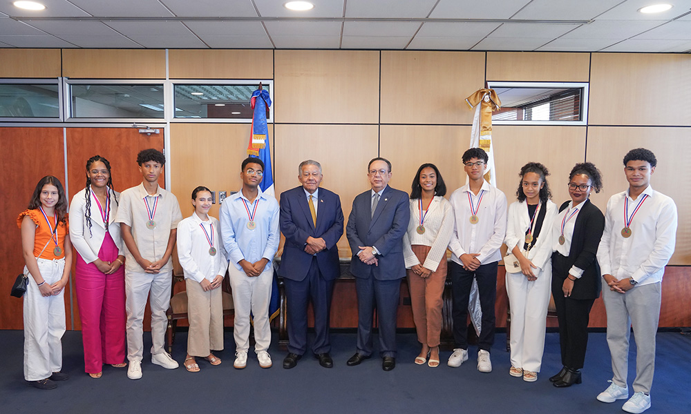 Spanish Ambassador and students are welcomed at the BCRD