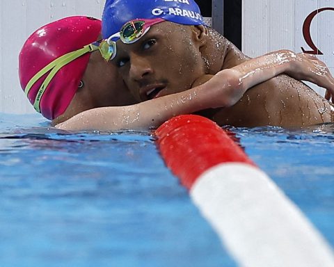 Swimmer Gabriel Araújo wins Brazil's first gold at the Paralympics