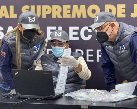 TSJ magistrates go to the CNE to validate electoral records