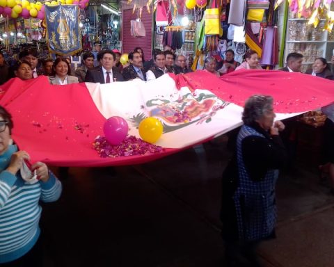 Tacna: Merchants take a break from work to celebrate the reinstatement