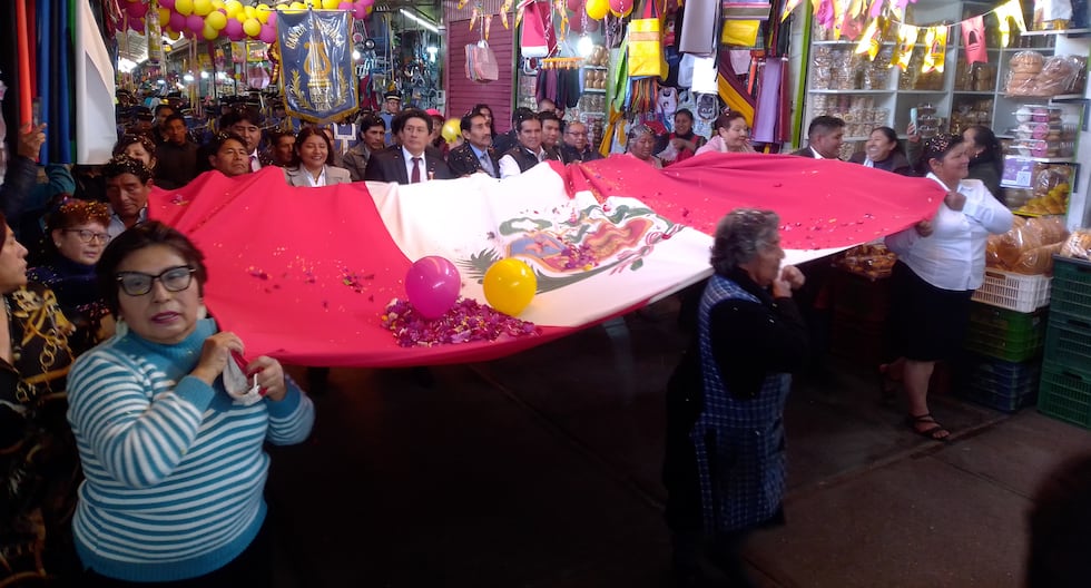 Tacna: Merchants take a break from work to celebrate the reinstatement