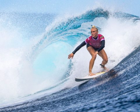 Tati Weston-Webb guarantees at least silver for Brazil in surfing