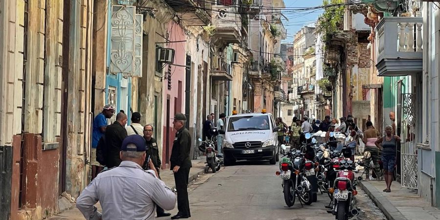 Despliegue policial en el área donde apareció el cadáver