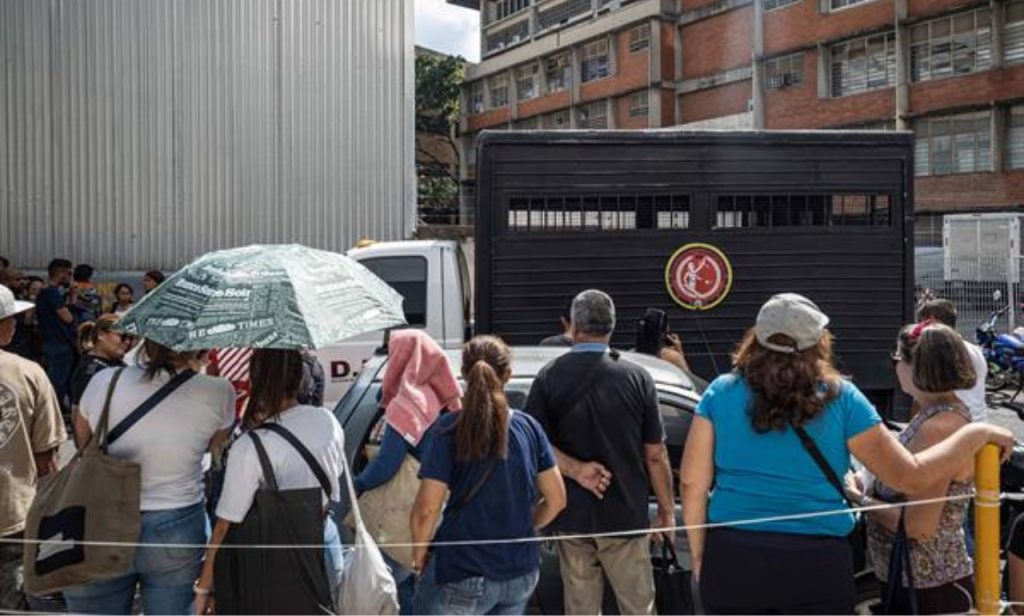 Fotografía de archivo de familiares de las personas detenidas durante las protestas por los resultados electorales dados por el Consejo Nacional Electoral (CNE) en Caracas (Venezuela). EFE/ Henry Chirinos