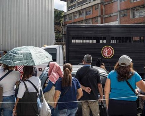 Fotografía de archivo de familiares de las personas detenidas durante las protestas por los resultados electorales dados por el Consejo Nacional Electoral (CNE) en Caracas (Venezuela). EFE/ Henry Chirinos