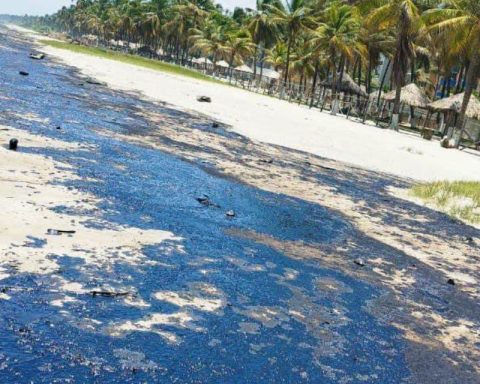 The oil spill continues on the western coast and PDVSA has not yet reported the causes