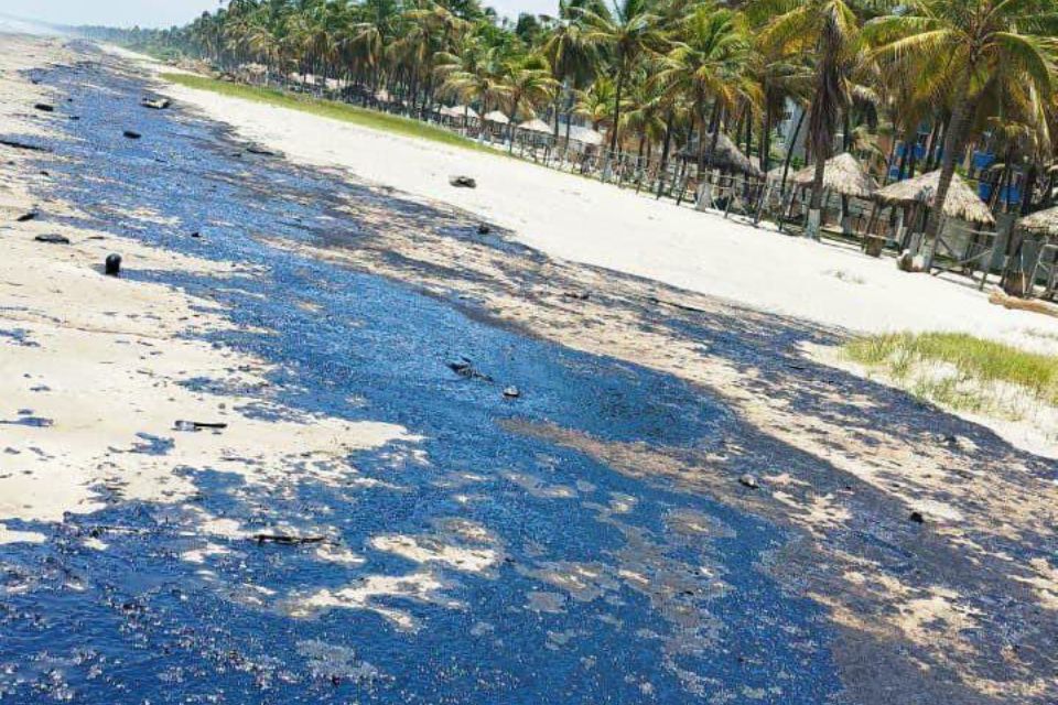 The oil spill continues on the western coast and PDVSA has not yet reported the causes