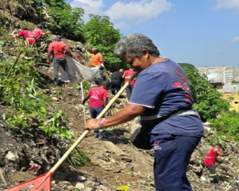Realizan limpieza exhaustiva en vía a "El Junquito" en Caracas