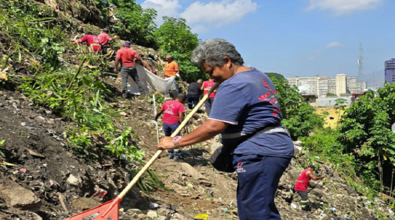 Realizan limpieza exhaustiva en vía a "El Junquito" en Caracas