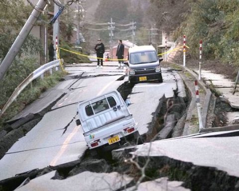 Tsunami warning issued in Japan after two earthquakes of magnitude 6.9 and 7.1