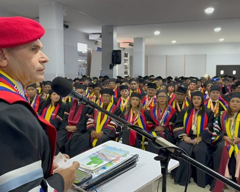 UNES otorga títulos académicos a más de 24 mil nuevos profesionales