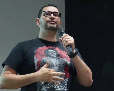 Urgency of regulating social networks is highlighted