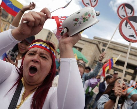 Venezuela sees day of protests by opposition and Maduro supporters