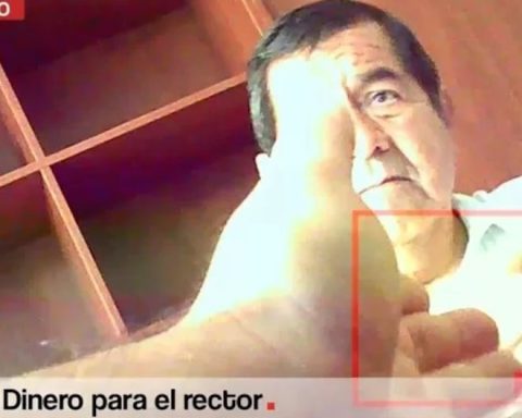 Video shows the rector of the National University of Piura receiving 10,000 soles