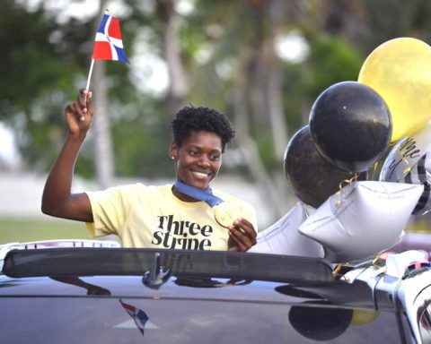 Lo que hizo la madre de Marileidy Paulino con la medalla de oro