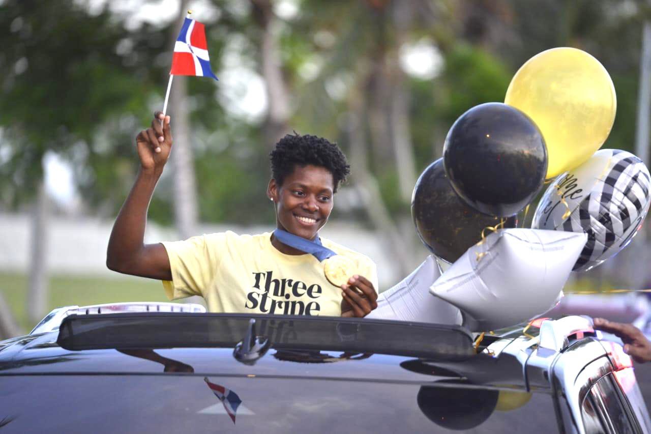 Lo que hizo la madre de Marileidy Paulino con la medalla de oro