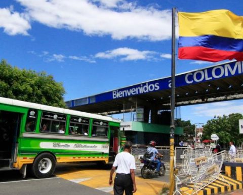 What role is Colombia playing after not signing the OAS petition on Venezuela?