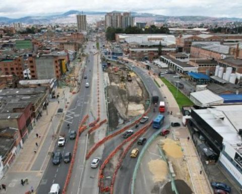 With delays, the slow progress of the TransMilenio works on Avenida 68