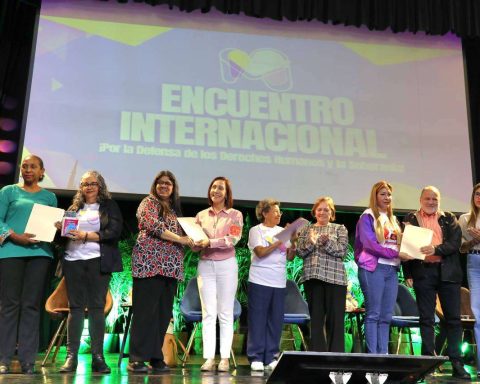 Women held a meeting for the defense of human rights and sovereignty