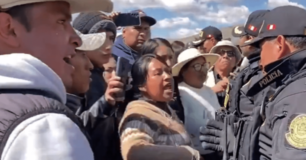 "The people were going to enter"exclaimed a citizen when he was prevented from entering the commemoration of the Battle of Junín